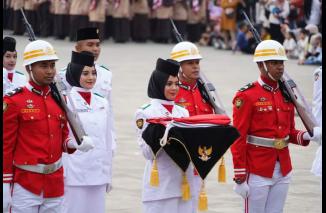 Upacara Penurunan Bendera Lancar, Pembawa Baki Siswi SMAN 1 Batusangkar