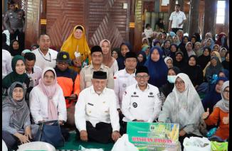 Gubernur Sumbar Serahkan Bantuan Sembako Pada Warga Terdampak Bencana Alam