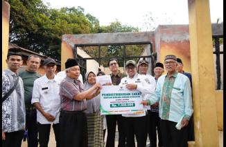 Pemkab Tanah Datar Serahkan Bantuan Korban Kebakaran Rumah di Pagaruyung