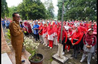 Ratusan Kepala Sekolah Ikuti Jalan Santai dan Tarik Tambang