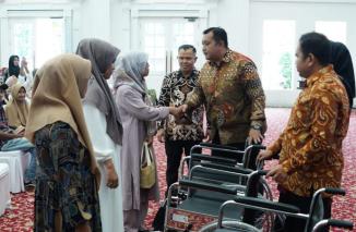 Pemko Berikan Bantuan Sembako dan Kursi Roda Untuk Warga Yang Tidak Mendapat Bantuan PKH