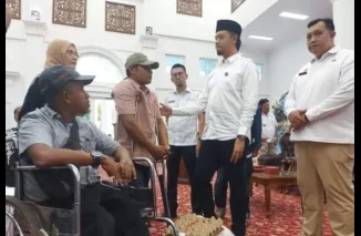 Pemko Bukittinggi Salurkan Paket Sembako Untuk Penyandang Disabilitas