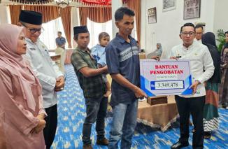 Bupati Serahkan Bantuan Berobat Gratis Pada Warga Tanah Datar