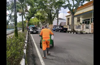 Kesabaran Pengumpul Sampah Jalanan, Diangkat ASN dan Berhasil Tamatkan Anak Sarjana