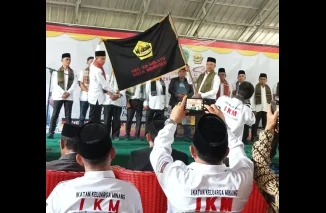 Ketua DPC IKM Kampung Melayu Dedi Asmadi Sikumbang (kiri) serahkan bendera petakan kepada ketua PSDB, Agusmar Kampai (kanan)
