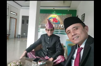 kenangan terakhir Romdana (kanan) bersama almarhum Anwar Hamid (kiri) dalam salah satu acara