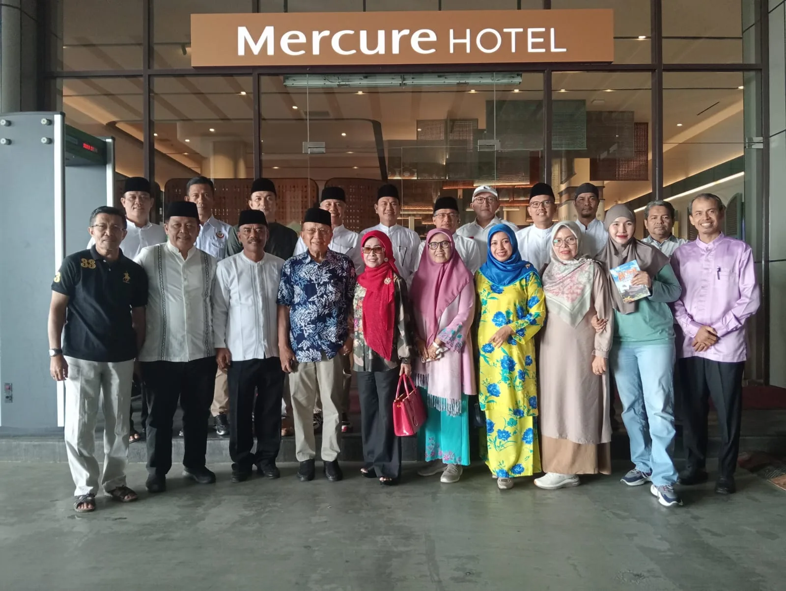 Mantan Menteri Luar Negeri dan Menteri Kebudayaan Malaysia, Tan Sri Dato` Seri Utama DR Rais Yatim menggelar ramah tamah dan pertemuan dengan perwakilan tokoh minang yang ada di Kota Bengkulu di Hotel Mercure, Kota Bengkulu, Senin (14/1/2025).
