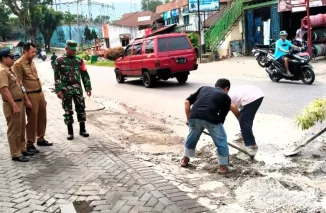 Lurah Cupak Tangah & Sekcam Pauh Awasi Langsung Pengecoran Jalan