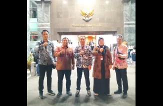 Ketua Bawaslu Kota Bengkulu Rahmat Hidayat (tengah) bersama komisoner Bawaslu Kota Bengkulu hadiri Sidang Pemeriksaan Pendahuluan Perselisihan Hasil Pemilihan Gubernur, Bupati, Walikota Tahun 2024, di MK RI, Jl Merdeka Barat Nomor 6 Jakarta.