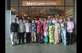 Mantan Menteri Luar Negeri dan Menteri Kebudayaan Malaysia, Tan Sri Dato` Seri Utama DR Rais Yatim menggelar ramah tamah dan pertemuan dengan perwakilan tokoh minang yang ada di Kota Bengkulu di Hotel Mercure, Kota Bengkulu, Senin (14/1/2025).