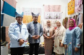 Menteri Ekraf Kunjungi Stand Dekranasda Tanah Datar