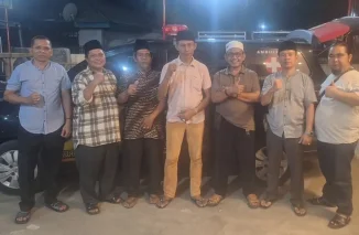 Ketua DPD IKM Kota Bengkulu, Efri Yandi Luthan (tengah) diapit oleh perwakilan IKSMB