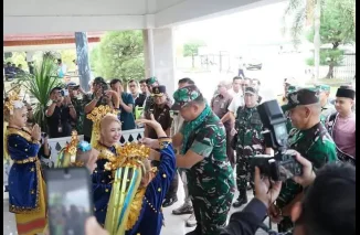 KASAD Jenderal TNI Maruli Simanjuntak M.Sc menerima sekapur sirih di bandara Fatmawati Soekarno dalam rangka kunjungan kerja ke Provinsi Bengkulu