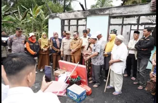 Pemkab Tanah Datar Bantu Korban Kebakaran di Nagari Simawang