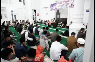 Pejabat Pemkab Tanah Datar Iktikaf di Masjid Nurul Amin Pagaruyung