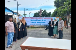 Forum Peduli Nagari Manggopoh Bagikan 500 Paket Takjil di Simpang Gudang