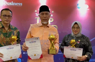 Gubernur Mahyeldi Terima Penghargaan Top Pembina BUMD Award 2025