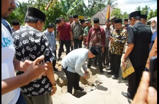 Wabup Ahmad Fadly Letakkan Batu Pertama Pembangunan Masjid Raya Buo