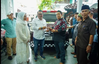 Perantau IKKS Serahkan Ambulans Pada  Pemkab Tanah Datar