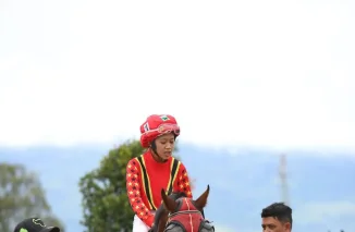 Joki Perempuan Asal Padang Panjang Juarai Pacuan Kuda Wisata Derby 2025
