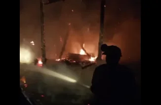 Dini Hari Mencekam di Sawah Rakan: Rumah Warisan Enek Leka Ludes Terbakar