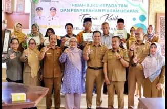 Pemko Serahkan Penghargaan kepada Keluarga A.A Navis dan Hibah Buku untuk TBM dan Perpustakan Masjid