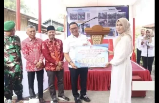 Pemko dan DPRD Kota Bukittinggi Salurkan Bantuan Perbaikan Rumah Tak Layak Huni Tahun 2025