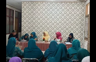 Persiapan Lomba Tingkat Provinsi, Ketua TP-PKK Kota Beri Pembinaan di Kampung Manggis