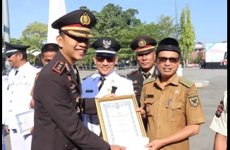 Polres Tanah Datar Berikan Penghargaan Pada HUT Bhayangkara ke-79