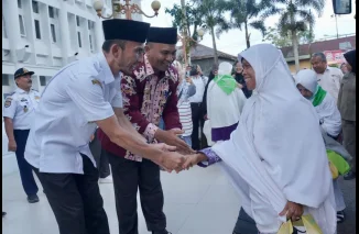 Tiba di Kampung Halaman, Jemaah Haji Disambut Hangat di Balai Kota