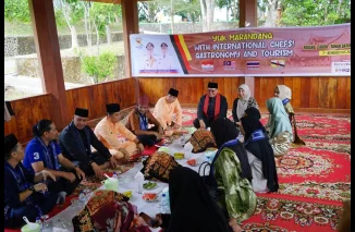 Wabup Ahmad Fadly Makan Bajamba Bersama Master Chefs International di Istano Basa Pagaruyung