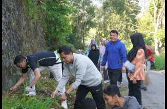 Jelang HUT RI, Jalur Bukit Kandung Disulap Jadi Bersih dan Terang Lewat Aksi Papa Goro