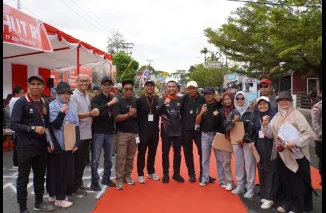 Meriahkan HUT ke-80 RI, Wawako Allex Buka Lomba Gerak Jalan Tepat Waktu