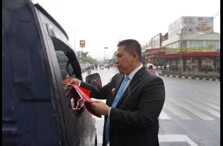 Wako Hendri Arnis dan Forkopimda Bagikan 800 Bendera di Tengah Hujan