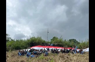 Sembilan Kali Berturut-turut, Sispala Boostra Kibarkan Bendera Raksasa di Puncak Bukit Tui