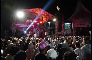 Panggung Hiburan Rakyat Berlangsung Meriah, Warga Tumpah Ruah di Terminal Mikrolet