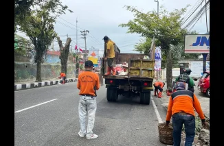 Usai Pawai Alegoris, Petugas dan Warga Sigap Bersihkan Sampah di Jalanan
