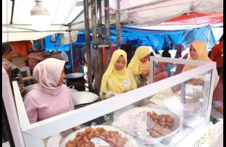 Santriwati Diniyyah Puteri Asah Jiwa Kepemimpinan Lewat Praktik Melayani di Pasar