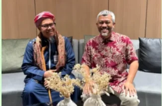 SEPAKAT - Maikel Tarigan Sales Manajer Qatar Airways JakartaDIAPIT - KH Zulkifli Ahmad Jundim selaku owner Barokah Madinah Travel & Burgundy Wisata Int', diapit 