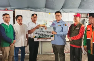 Pemkab Tanah Datar Serahkan Bantuan Kebakaran Pasar Kota Payakumbuh