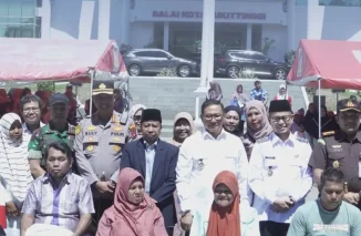 Bukittinggi Salurkan Bantuan Paket Sembako bagi Lansia dan Penyandang Disabilitas