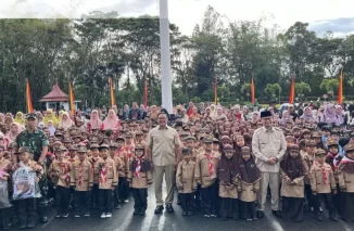 1.846 Siswa SD se Bukittinggi Terima Seragam Sekolah Gratis