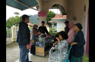 Warga Kampung Manggis Terima Bantuan Alat Bantu Jalan dari DSPPKBPPPA