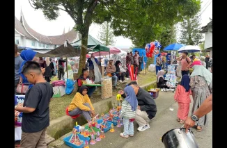 Wisuda ISI Padang Panjang Bawa Berkah bagi Pedagang Kaki Lima
