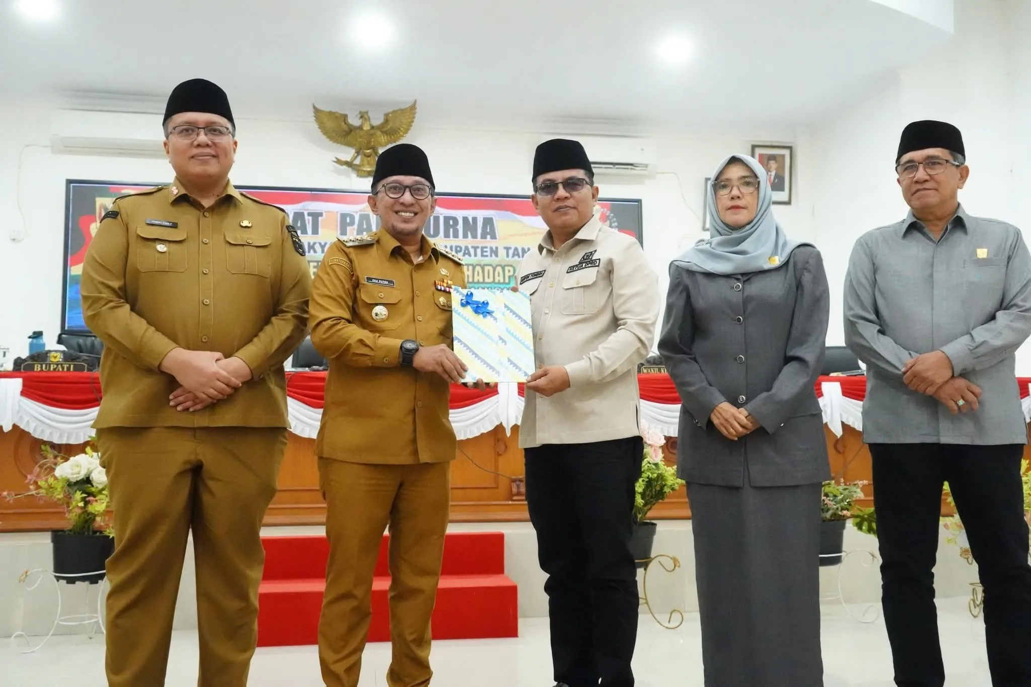 Bupati Tanah Datar Eka Putra menyampaikan Tiga Ranperda ke pimpinan DPRD
