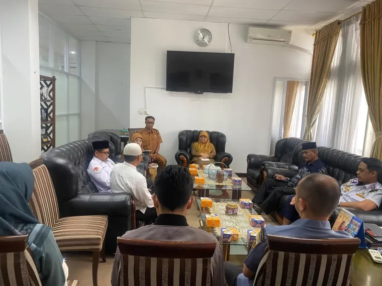 Pemerintah Padang Panjang gelar rapat persiapan pelaksanaan pertemuan akbar Badan Kontak Majelis Taklim se-Sumatera Barat, yang dipimpin Asisten Administrasi Umum, Ade Nafrita Anas, Selasa (21/10/2025). (Foto istimewa)
