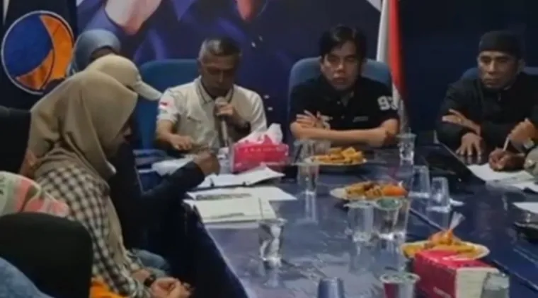Ketua DPD Partai NasDem Kota Bukittinggi, H Zulhamdi Nova Candra IB saat rapat bersama jajaran pengurus. Dok