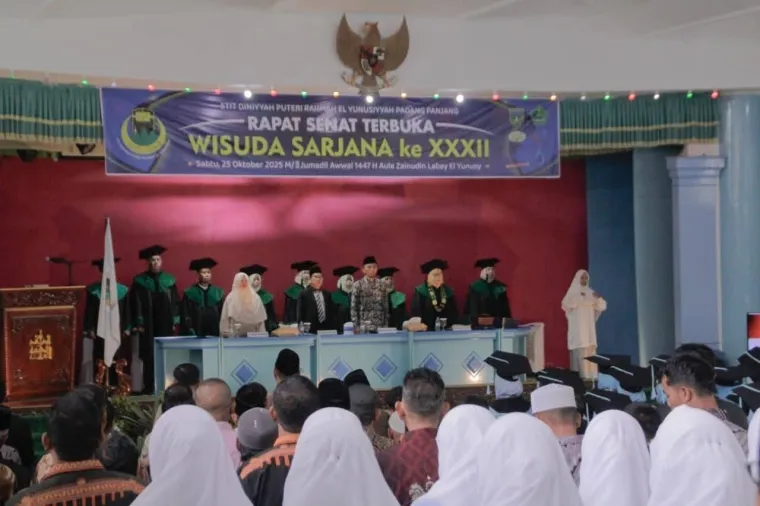 Sebanyak 33 mahasiswa Sekolah Tinggi Ilmu Tarbiyah Diniyyah Puteri Rahmah El Yunusiyyah Padang Panjang Diwisuda. Dok