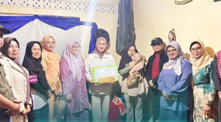 Ketua TP PKK Kota Padang Panjang, Ny. Maria Feronika Hendri, Jumat (24/10/2025), serahkan dana sebesar Rp13.250.000 kepada ibunda Fauzi, Yani di kediaman di Kelurahan Balai-Balai, Kecamatan Padang Panjang Barat. (Foto Kominfo).