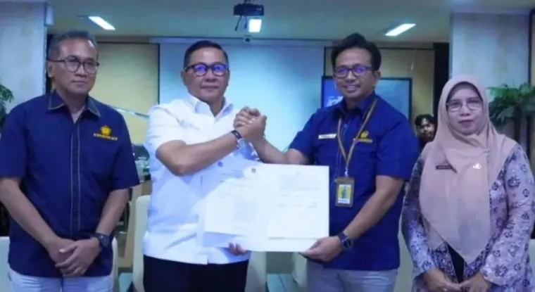 Wako Ramlan Nurmatias tandatangani PKS Optimalisasi Pungutan Pajak bersama DJP dan DJPK, Rabu (15/10/2025). (Foto humas)